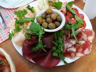 Tris di salumi, olive e focaccia