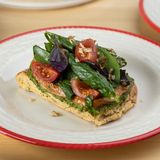 ტოსტი შებოლილი სულგუნით და ქართული სალათით