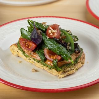 ტოსტი შებოლილი სულგუნით და ქართული სალათით