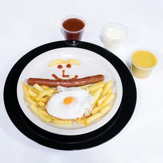 salsicha e ovo com batata frita