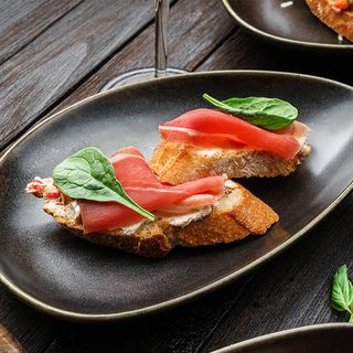 Bruschetta cu cremă de brânză și prosiutto