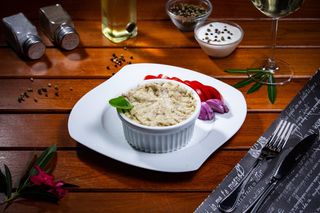 Salata de vinete cu garnitura de ceapa si rosii