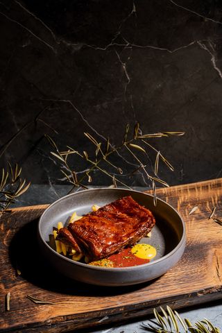 Costițe de porc înăbușite lent cu cartofi pai 