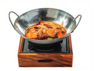 70. Pato Picante con Olla al Fuego