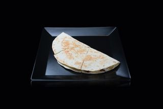 Тортилья з сиром та хрустким курячим філе