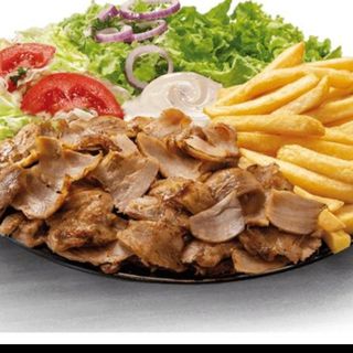 Piatto kebab e patatine