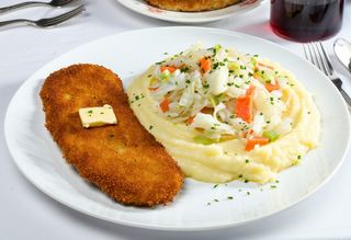 Bryzol, ziemniaki, surówka