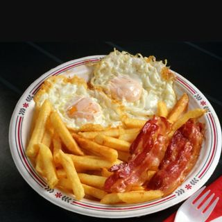 Plato de 2 Huevos Fritos, Bacon y Patatas.