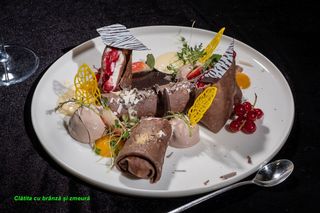 Clătite cu brânză și cremă de zmeură