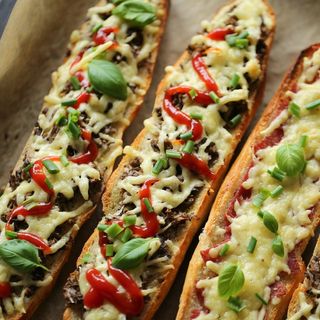 Zapiekanka z pieczarkami mega,bułka ok 40 cm ,ser,pieczarki,sos