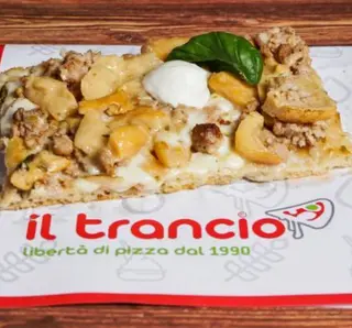 Salsiccia, funghi e fiordilatte in teglia