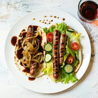 Podpłomyki z kiełbasą i cebulką duszonymi w piwie