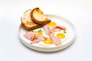 Глазунья с ветчиной из индейки 