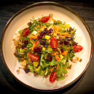 Сезонна салата с червено цвекло и кореноплодни зеленчуци