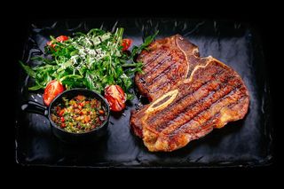T-bone steak cu salata de rucola si sos de chimichurri