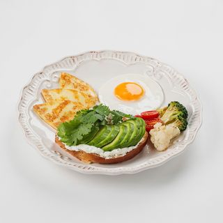 Завтрак с халуми и авокадо