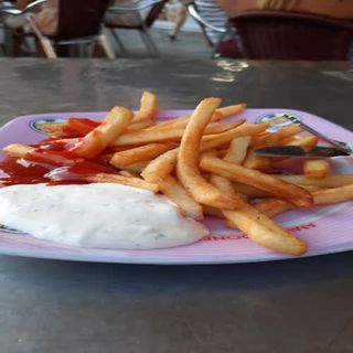 Tapa De Patatas Fritas Con Salsa