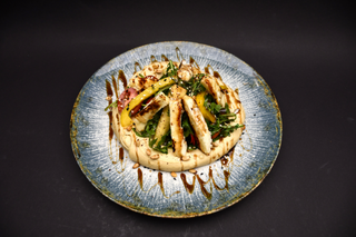 HUMMUS CU  PUI SI LEGUME COAPTE