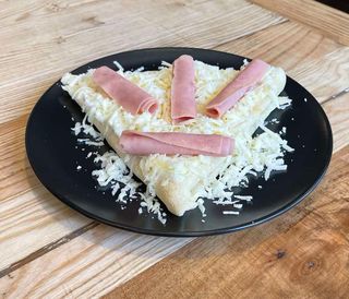 Palačinka sa šunkom, kačkavaljem, pavlakom i kečapom