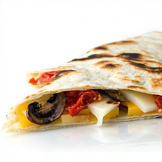 Piadina Praga, scamorza affumicata, funghi, pomodori secchi