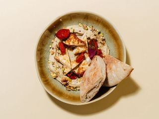 Хумус з гриль халумі