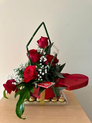 Arranjo de 4 Rosas com Caixa de Chocolates