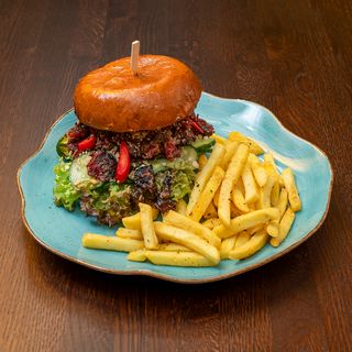 BUŁA Z SZARPANĄ WOŁOWINĄ + FRYTKI