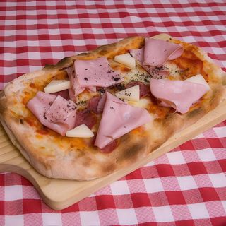 Pinsa con Pecorino con Trufa, Mortadella con Trufa y Salame con Trufa