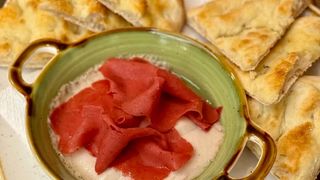 Provola veg affumicata con prosciutto veg con focaccina