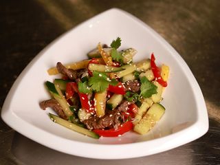 Азійський салат із телятиною (310g)