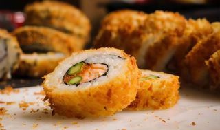 4.Sushi y maki fritos (8 unidades)