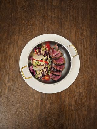 Tagliata de vita servita cu salata mixta si dulceata de smochine