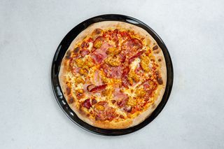 Pizza uczta mięsna