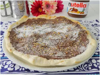 Pizza con Nutella e granella di nocciola