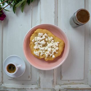 Мекица с краве сирене (140г)