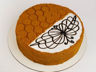 Торт Медовик з чорносливом (1kg)