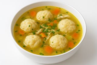 Vineri - Supă de pui cu găluște