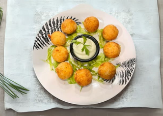 Buñuelos De Yuca Rellenos De Cheddar