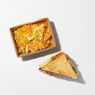 Տոստ հորթի մսով և կաղամբով աղցան