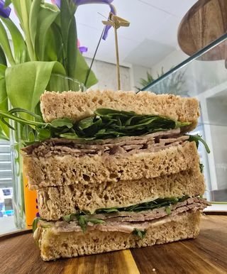 Sándwich de ternera asada y rábano picante