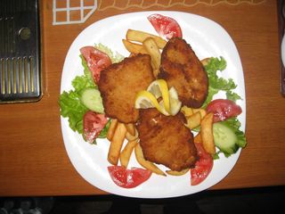 Шницел пане от свинско месо с гарнитура - пържени картофи (300г)