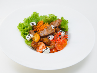 Теплий салат з телятиною і карамелізованими баклажанами (265г)