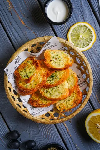 Чесночный багет (100г)
