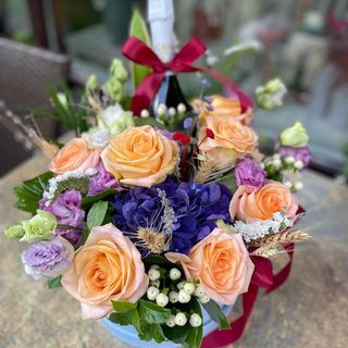 Cutie  mare cu hortensie, trandafiri, și alte flori mixte 