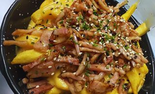 Patatas con cheddar y bacon