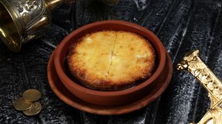 შებოლილი განძეული - შებოლილი სულგუნი კეცზე