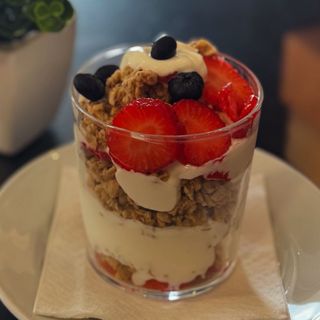 Granola com Frutas e Logurte
