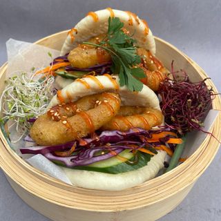 Bułeczki Bao z kalmarami w panierce z sosem sweet chilli i warzywami