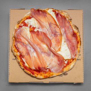 Pinsa tonda provola e speck rossa