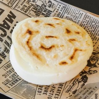 AREPA CON QUESO DE MANO 
